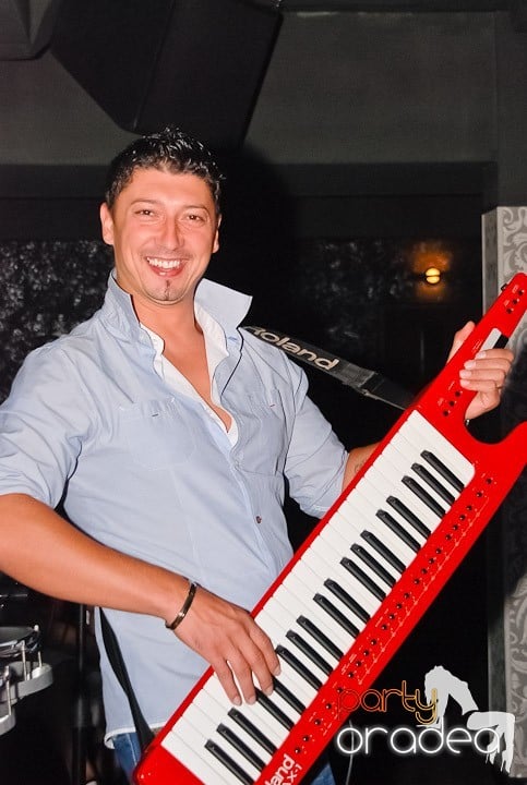 Petrecere cu muzică live în Club Life,