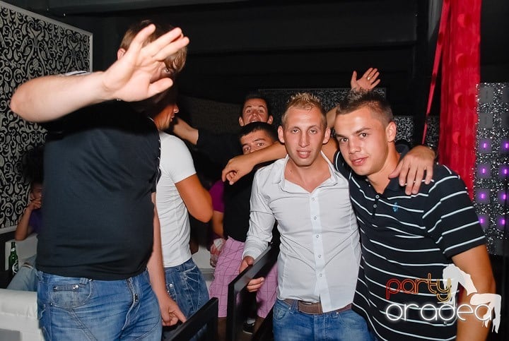 Petrecere cu muzică live în Club Life,