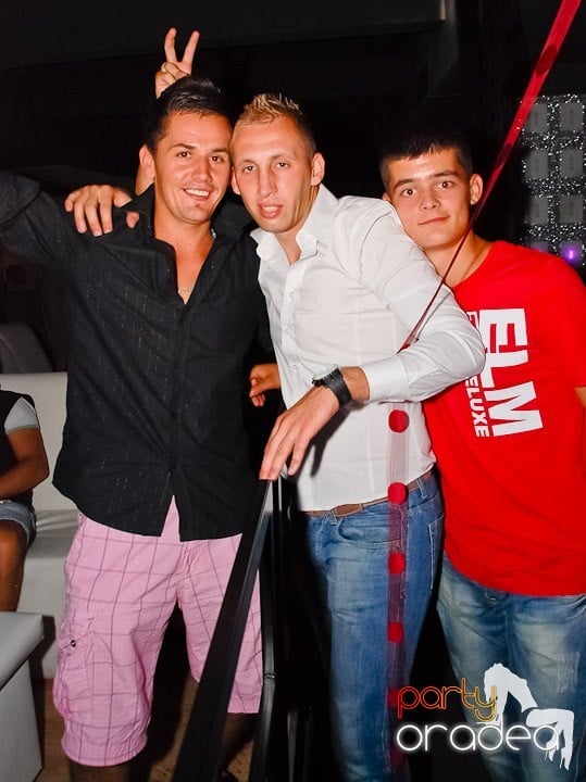 Petrecere cu muzică live în Club Life,