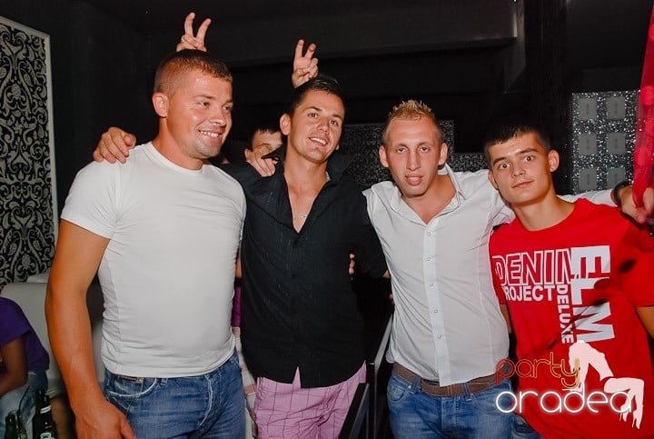 Petrecere cu muzică live în Club Life,