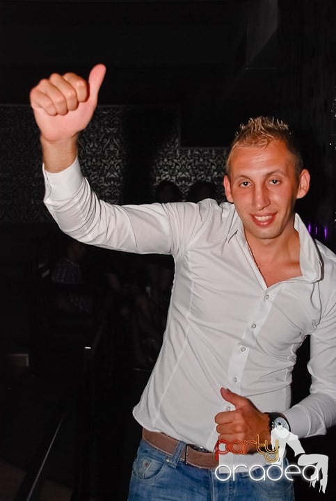Petrecere cu muzică live în Club Life,