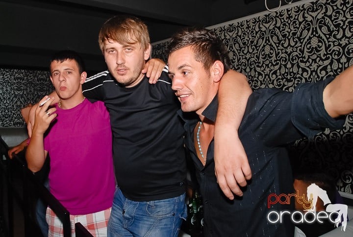 Petrecere cu muzică live în Club Life,