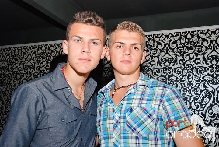 Petrecere cu muzică live în Club Life,