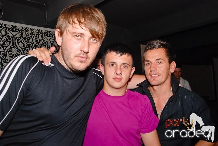 Petrecere cu muzică live în Club Life,