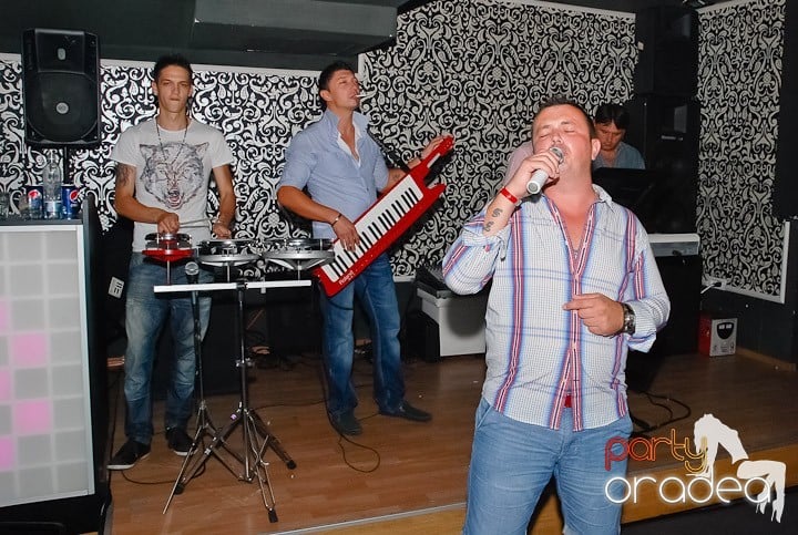 Petrecere cu muzică live în Club Life, 