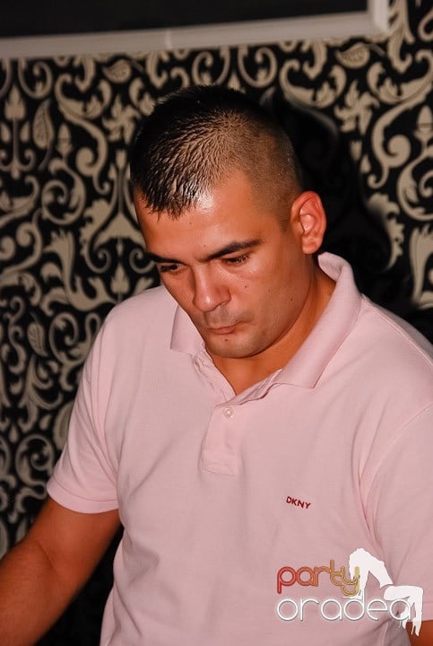 Petrecere cu muzică live în Club Life,