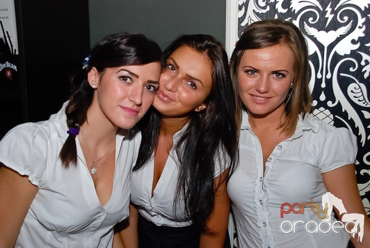 Petrecere cu muzică live în Club Life,