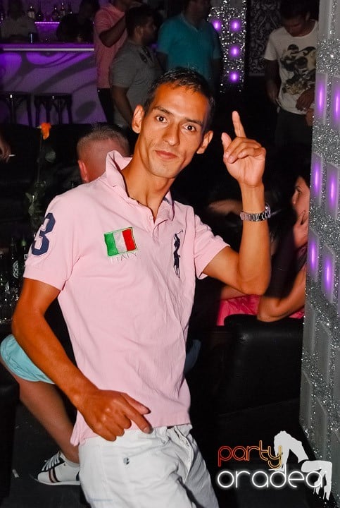 Petrecere cu muzică live în Club Life,