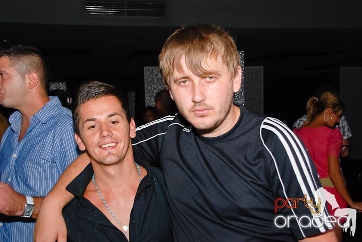 Petrecere cu muzică live în Club Life,