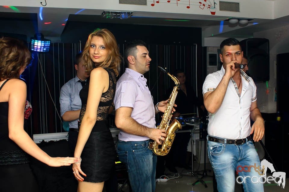 Petrecere cu muzică live în Dizalya, 