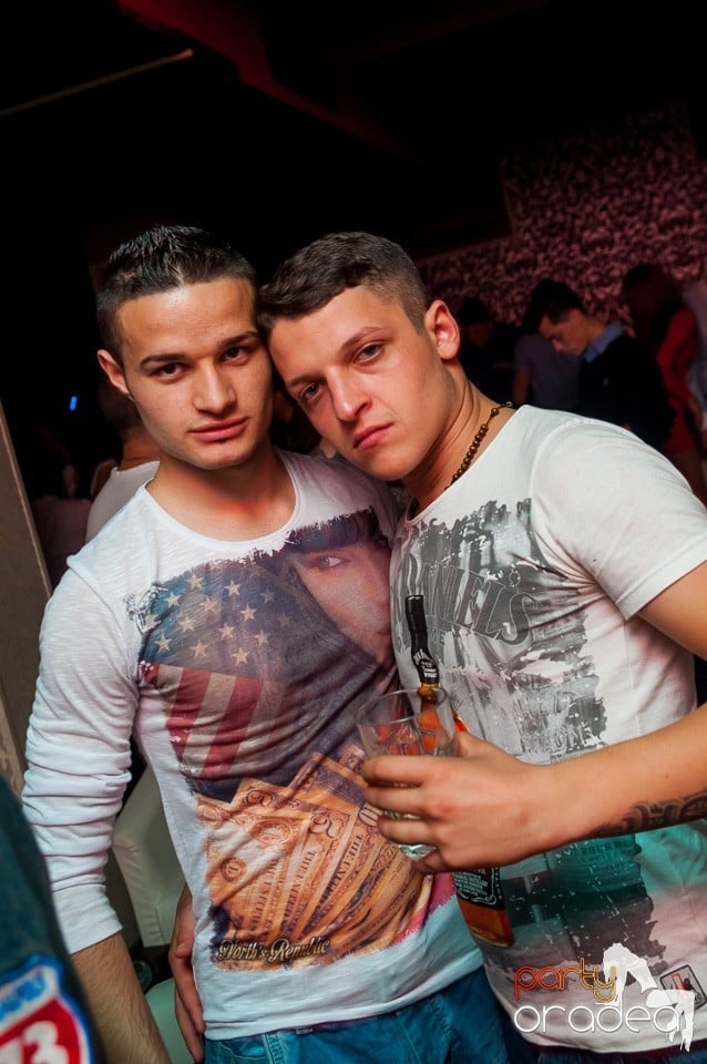 Petrecere cu muzică live,