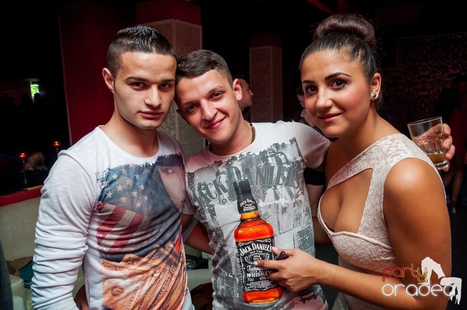 Petrecere cu muzică live,