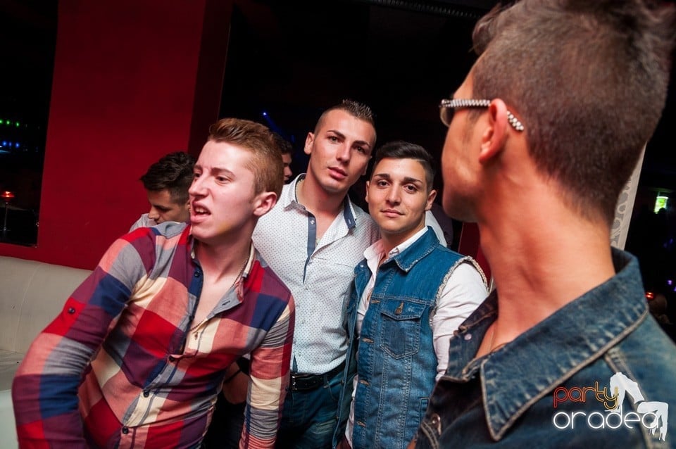Petrecere cu muzică live,