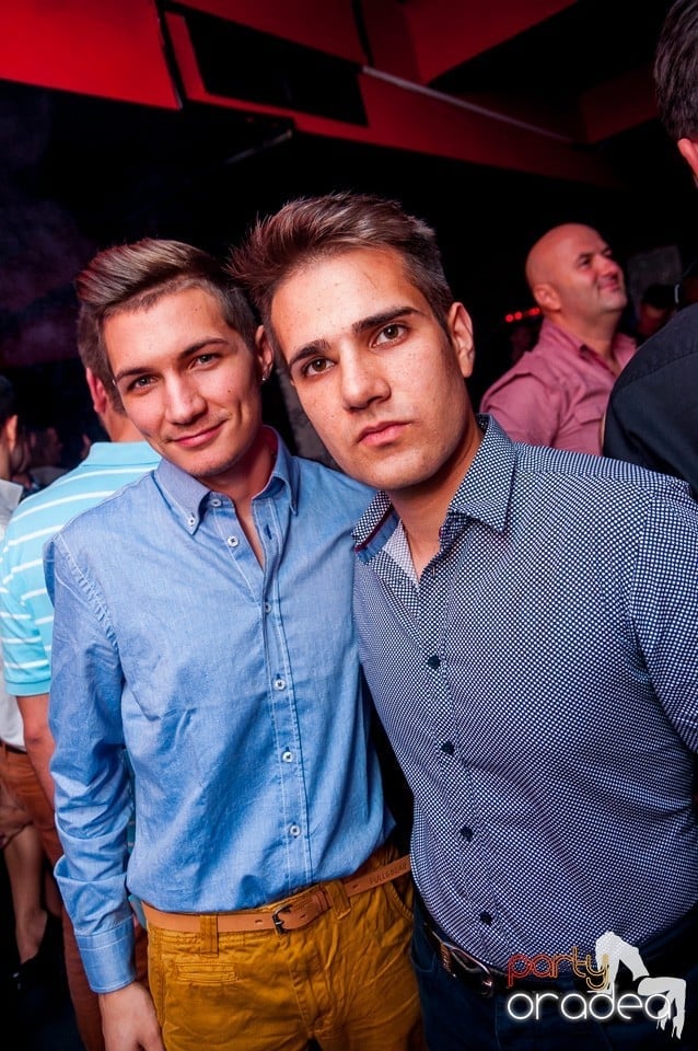 Petrecere cu muzică live,