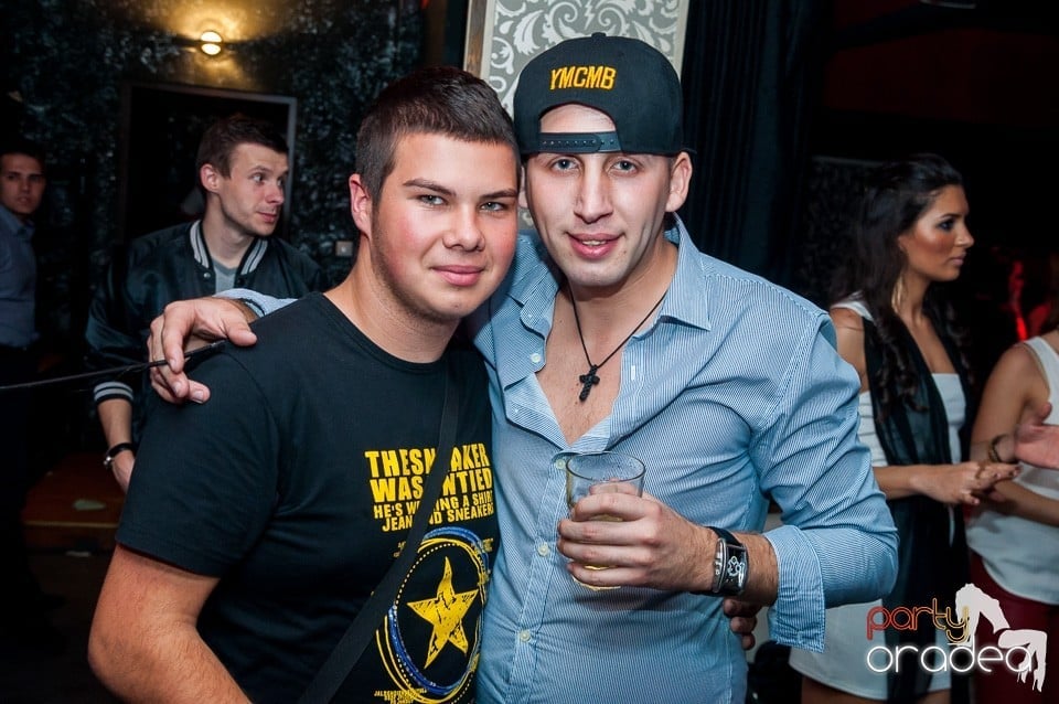 Petrecere cu muzică live,