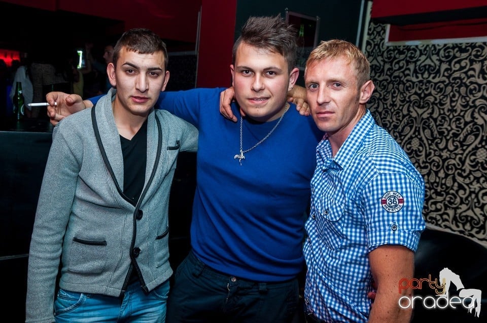 Petrecere cu muzică live,