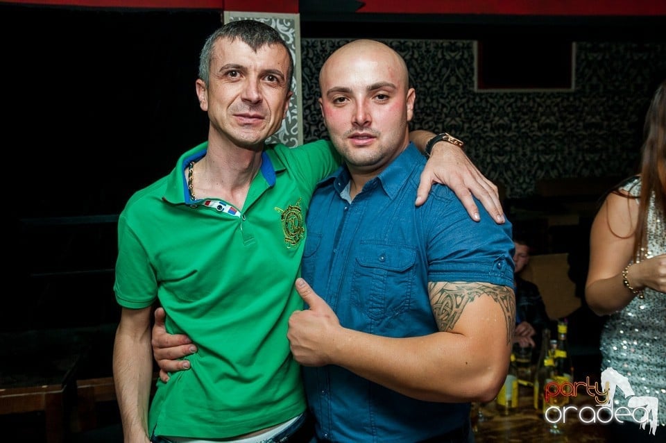 Petrecere cu muzică live,