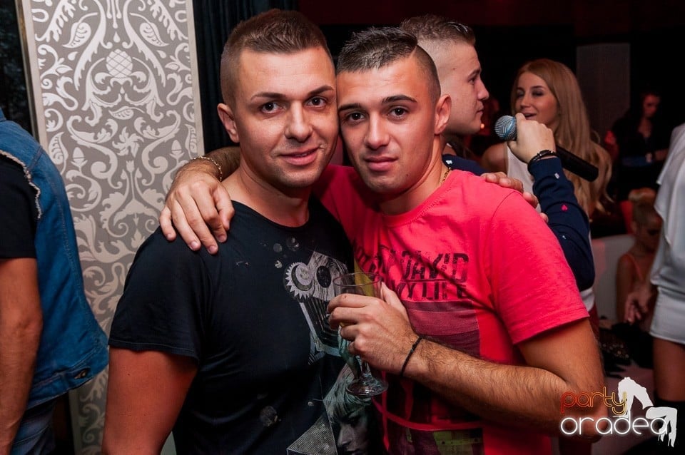 Petrecere cu muzică live,