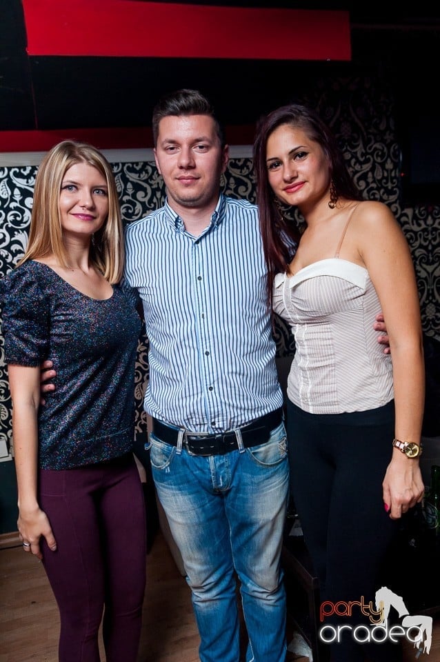 Petrecere cu muzică live,
