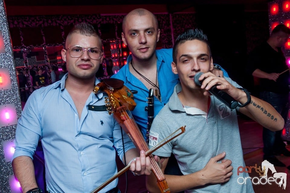 Petrecere cu muzică live,