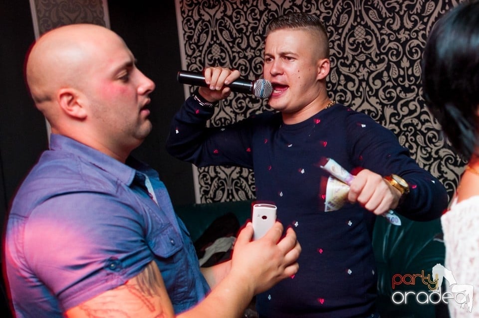 Petrecere cu muzică live,