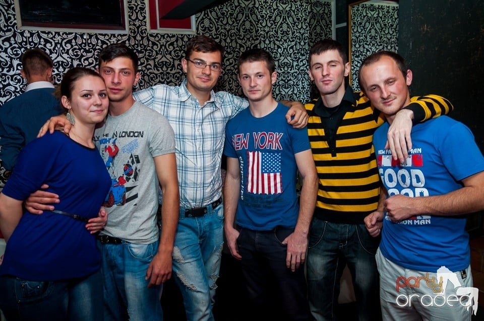 Petrecere cu muzică live,