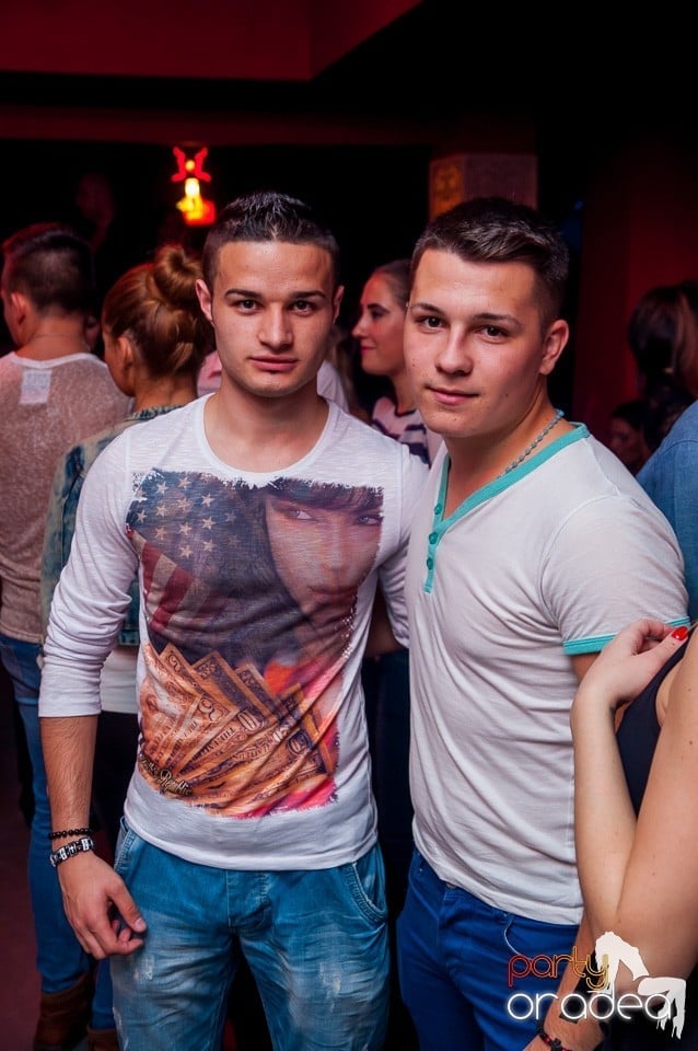 Petrecere cu muzică live,