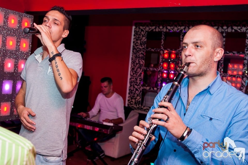 Petrecere cu muzică live,