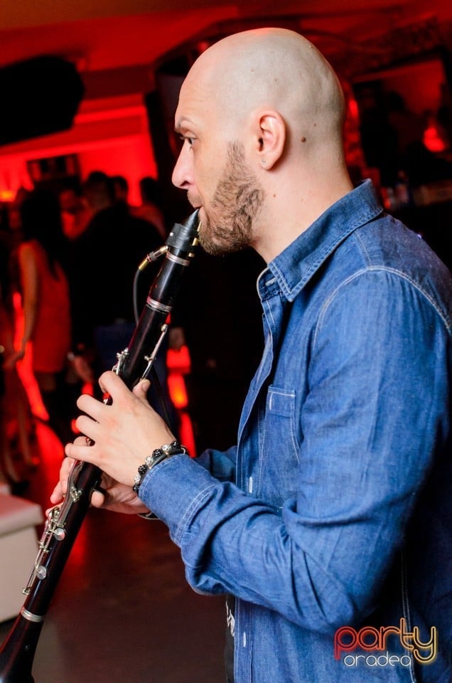 Petrecere cu muzică live, 