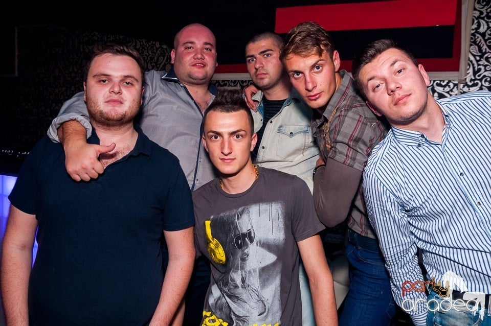 Petrecere cu muzică live,