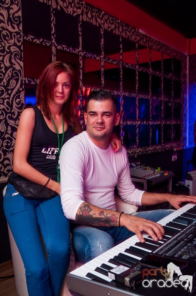 Petrecere cu muzică live,