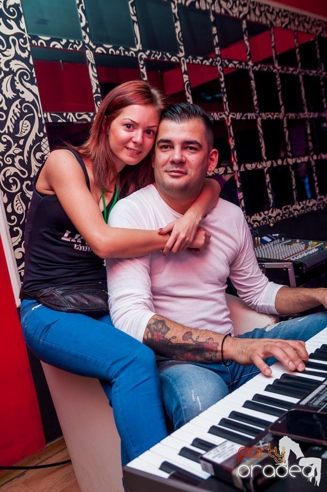 Petrecere cu muzică live,