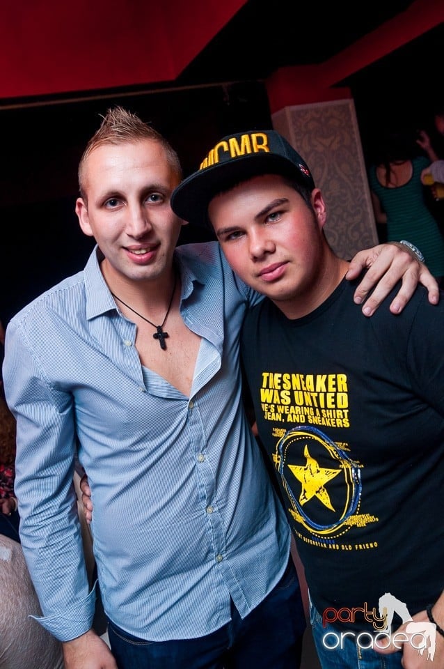 Petrecere cu muzică live,