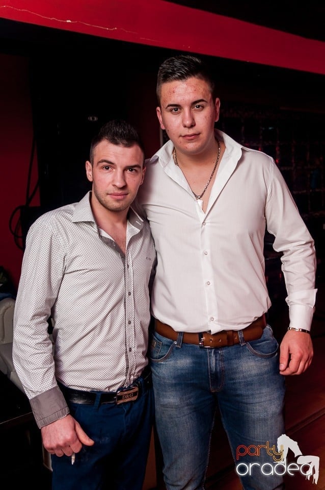 Petrecere cu muzică live,