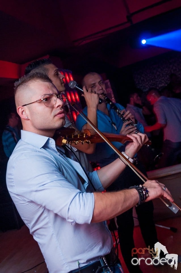 Petrecere cu muzică live,