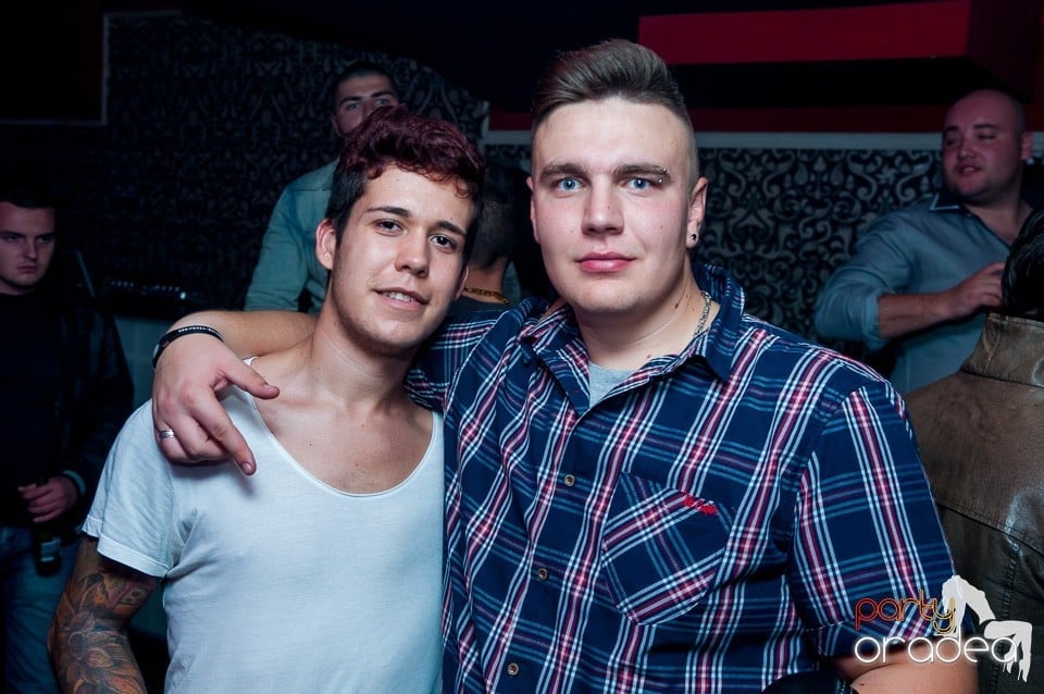 Petrecere cu muzică live,