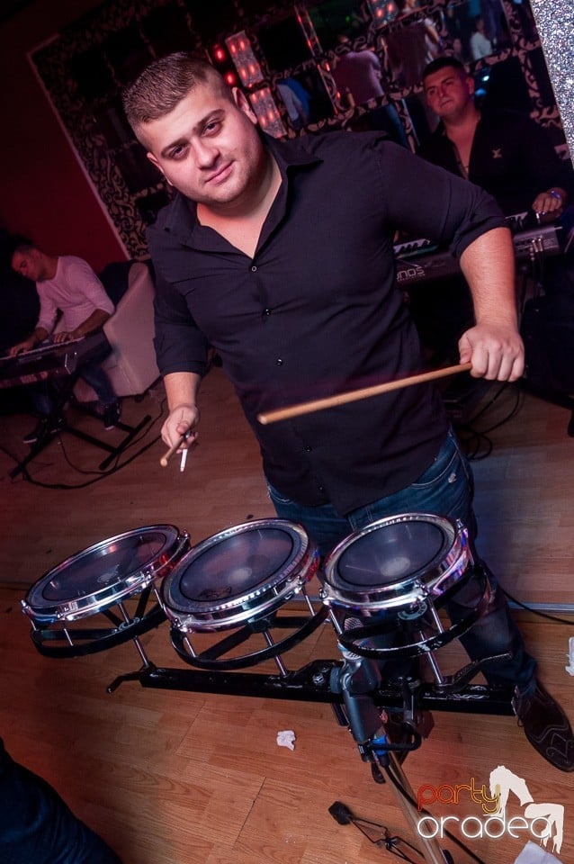 Petrecere cu muzică live,