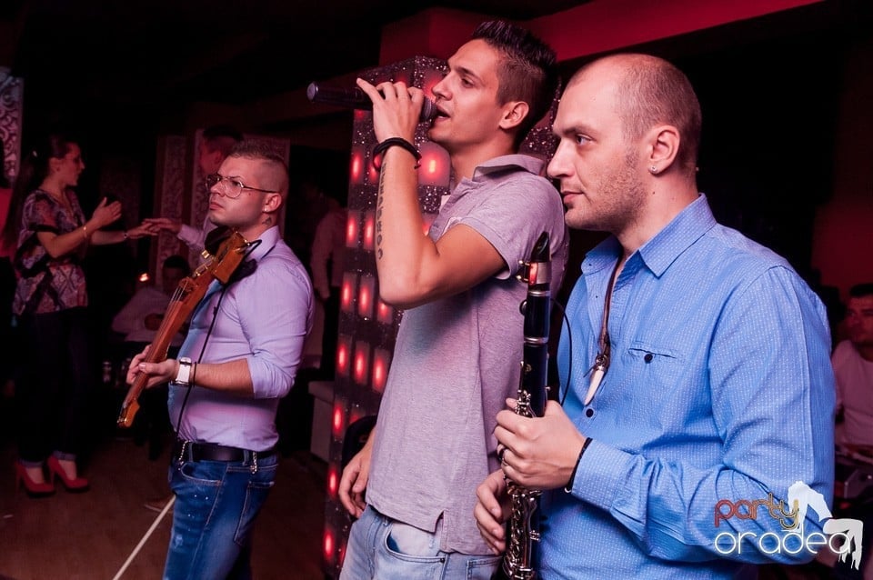 Petrecere cu muzică live,