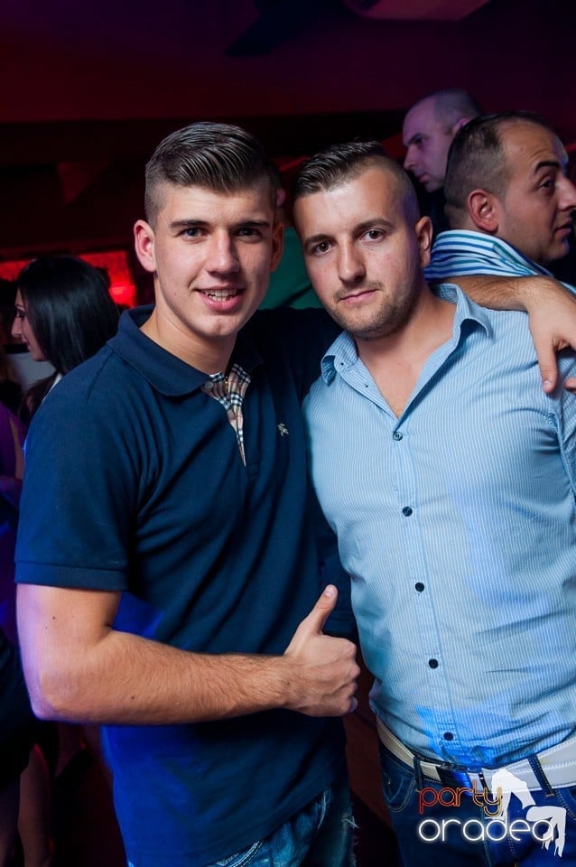 Petrecere cu muzică live,