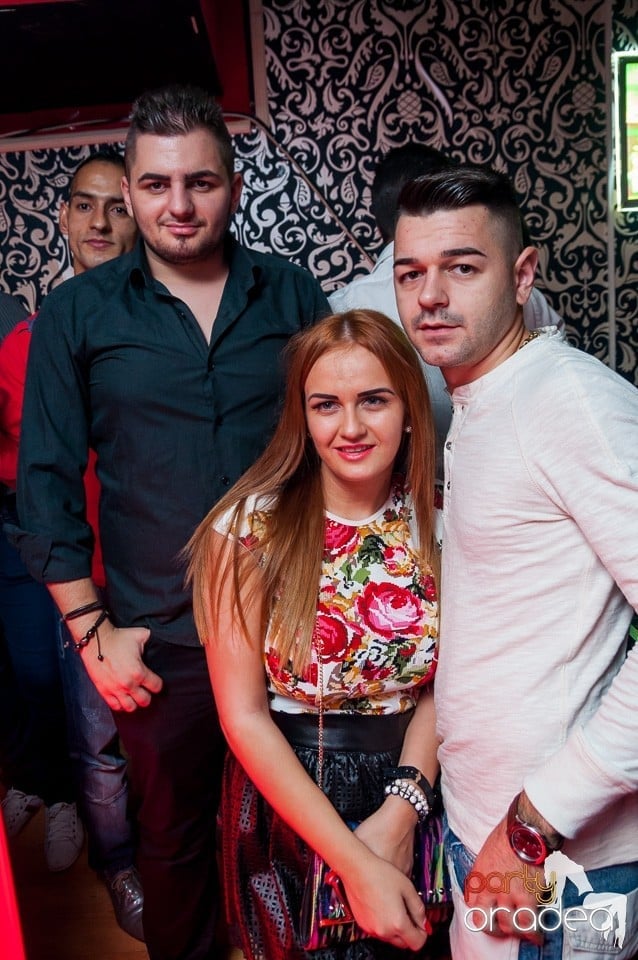 Petrecere cu muzică live,