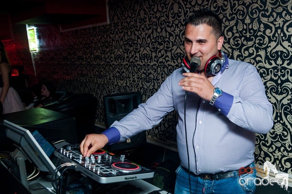 Petrecere cu muzică live,