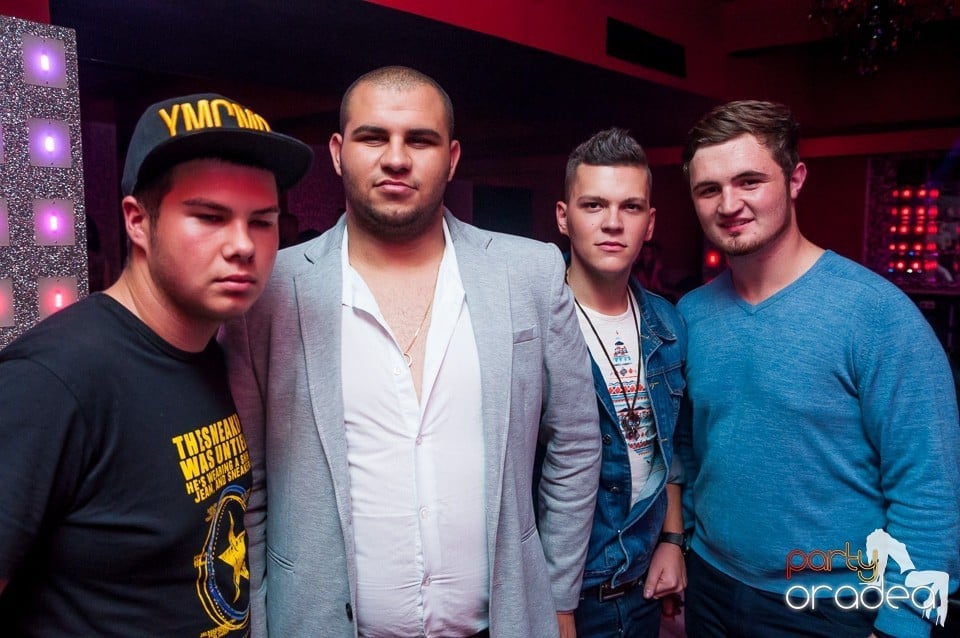 Petrecere cu muzică live,