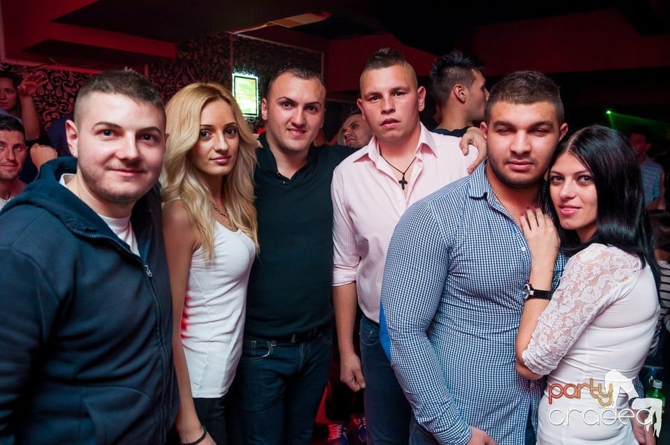 Petrecere cu muzică live,