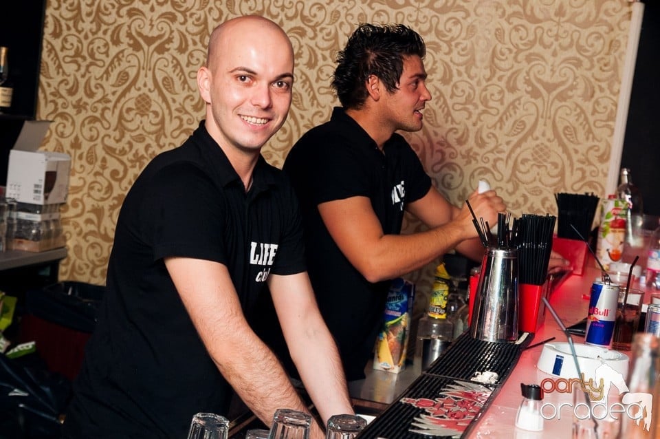 Petrecere cu muzică live,
