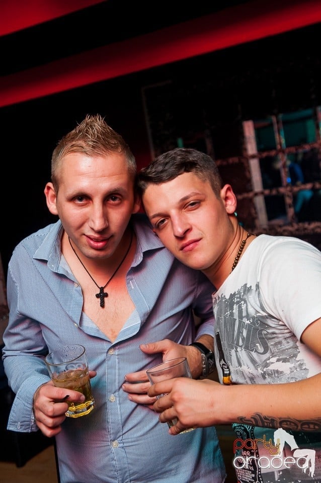 Petrecere cu muzică live,