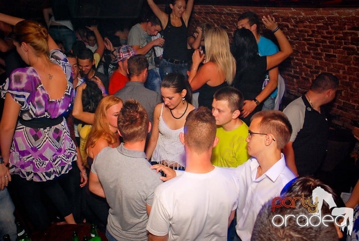 Petrecere cu ring de dans plin la Escape, 