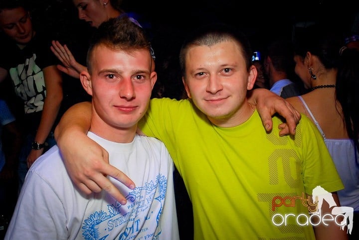 Petrecere cu ring de dans plin la Escape, 