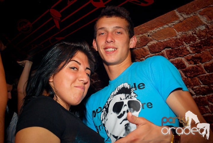 Petrecere cu ring de dans plin la Escape, 