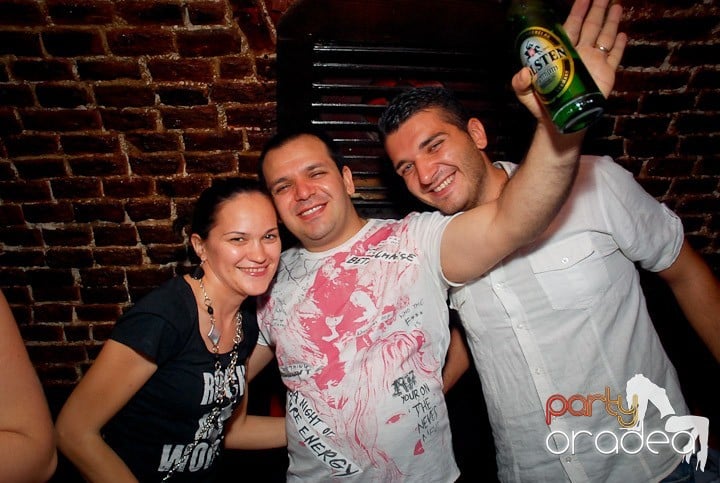 Petrecere cu ring de dans plin la Escape, 