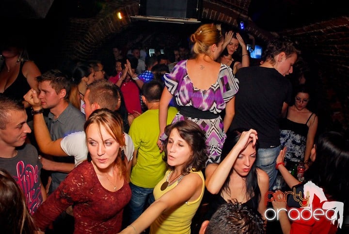 Petrecere cu ring de dans plin la Escape, 